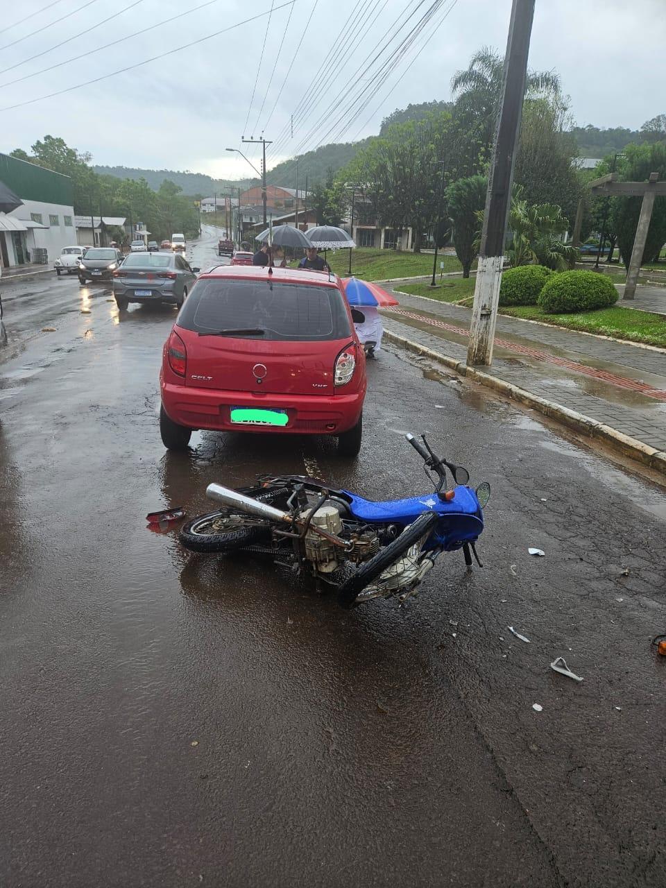 Motociclista é encaminhado ao hospital de Quilombo após colisão carro e moto na cidade de Formosa do Sul
