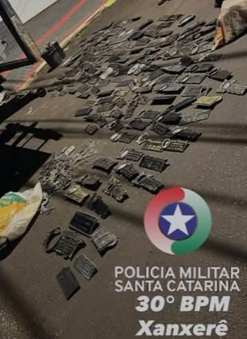 PM apreende veículo com meia tonelada de placas de bronze furtadas em Xanxerê/SC