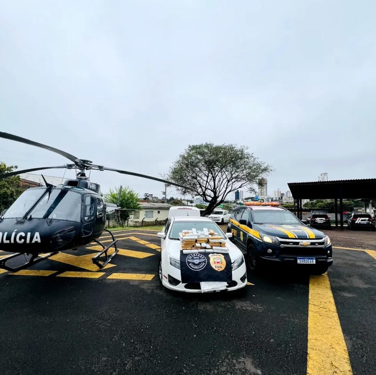 Um homem de 20 anos e um adolescente de 14 anos foram presos pela PRF e Polícia Civil com quase 70kg de maconha no centro de Coronel Freitas/SC