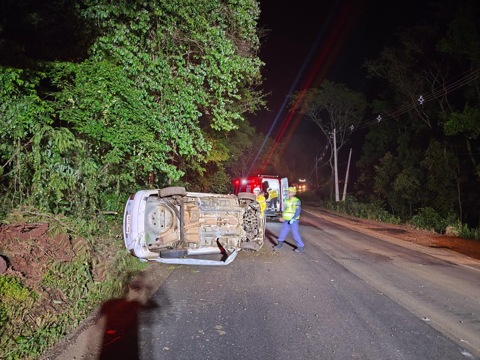 Capotamento de veículo na SC-157 em Quilombo na noite deste sábado (18/10)