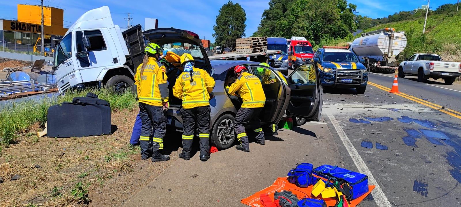 Colisão caminhão e veículo de passeio deixa condutora encarcerada na BR-282 próximo ao trevo de Chapecó