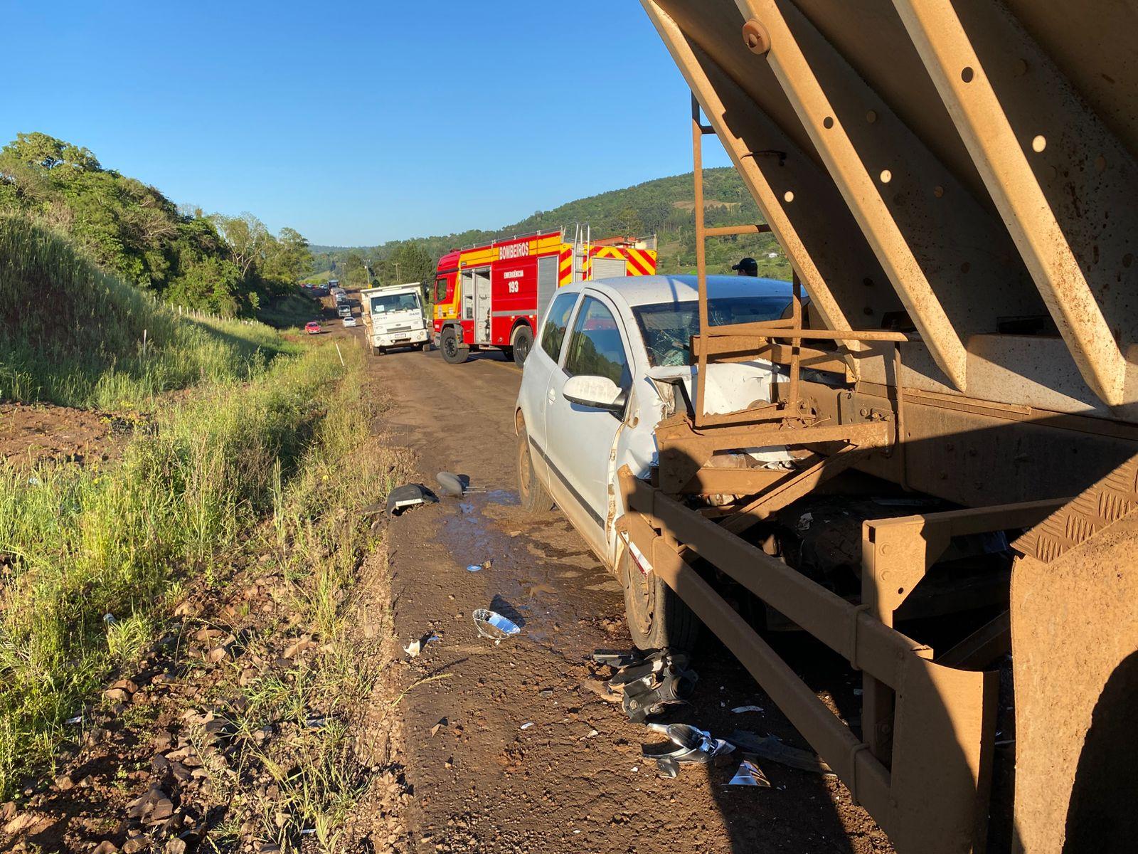 Colisão traseira carro e caminhão em São Lourenço do Oeste/SC