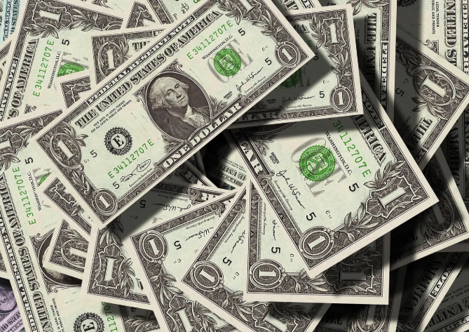 Dólar hoje inverte sinal e recua após divulgação de dados de inflação nos EUA