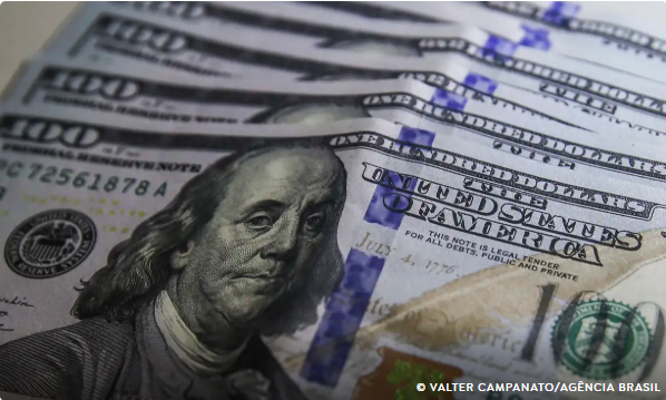 Dólar sobe para R$ 5,35 em meio a tensões com medida provisória