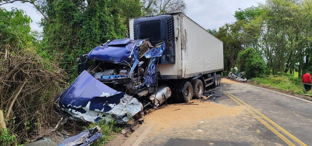 Grave acidente entre dois caminhões (carreta) deixa um dos motoristas preso as ferragens na SC-157 entre Quilombo e Coronel Freitas