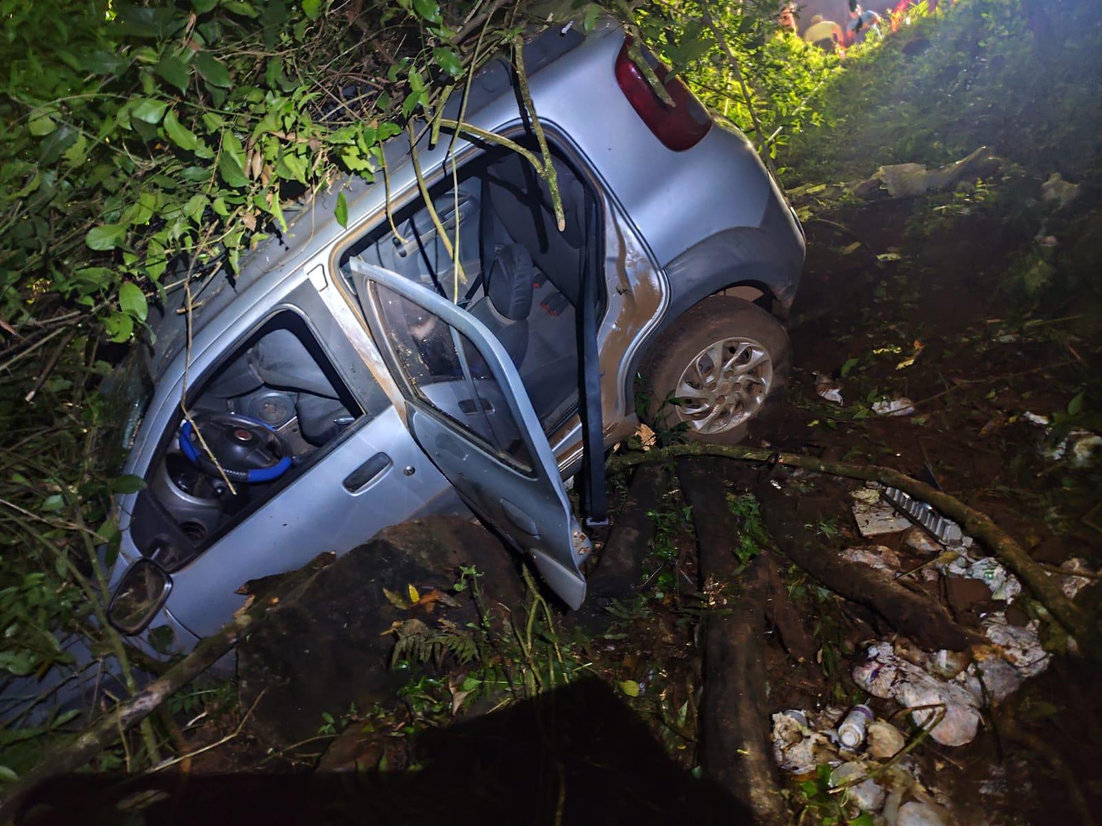 Motorista de 81 anos perde o controle de veículo e cai em ribanceira de 12 metros no interior de Quilombo