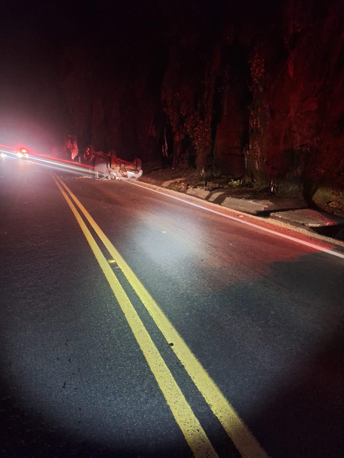 Motorista perde o controle de camionete Triton, choca em barranco e capota na SC-157