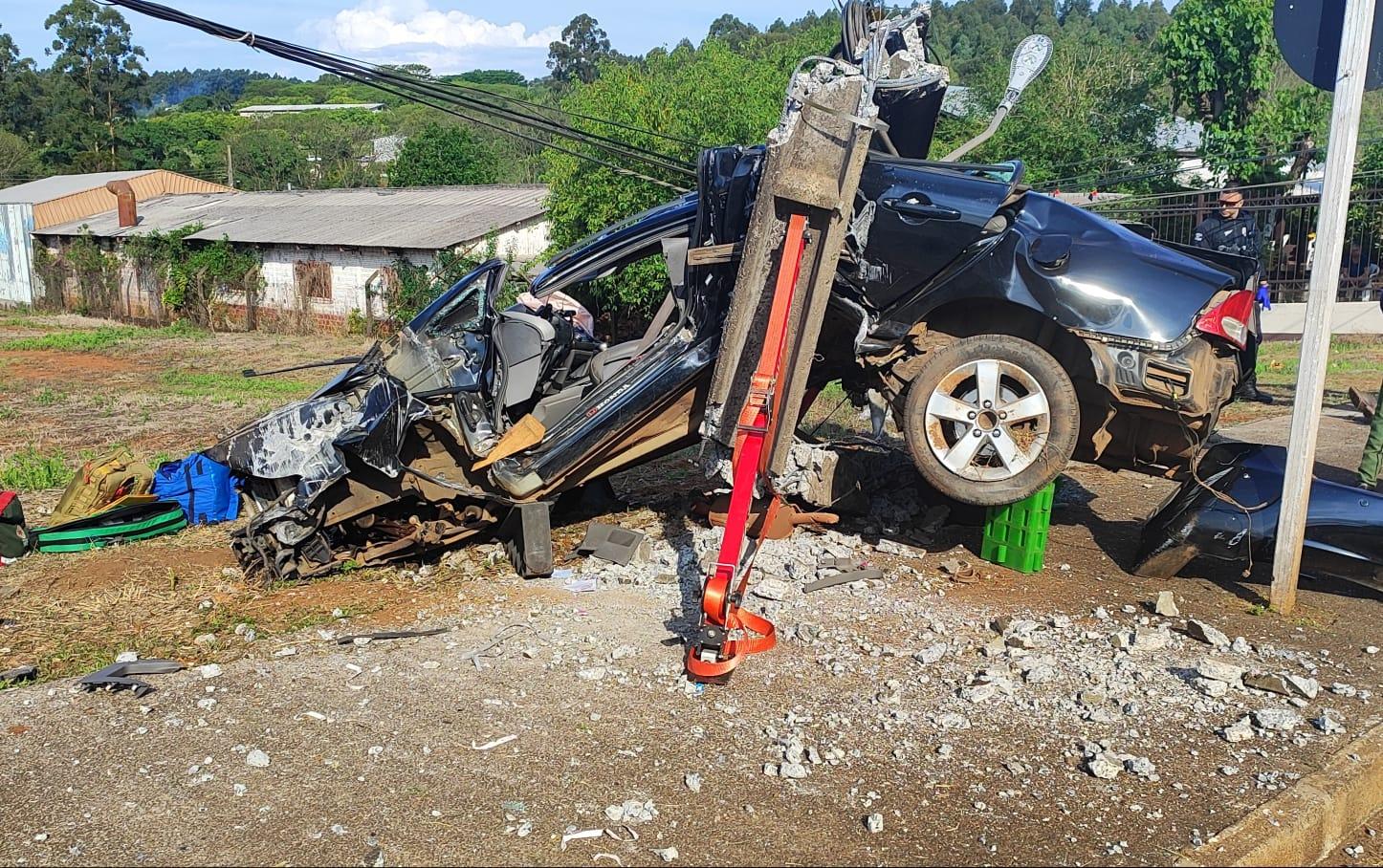 Motorista perde o controle de veículo e bate em poste na BR-480 em Chapecó