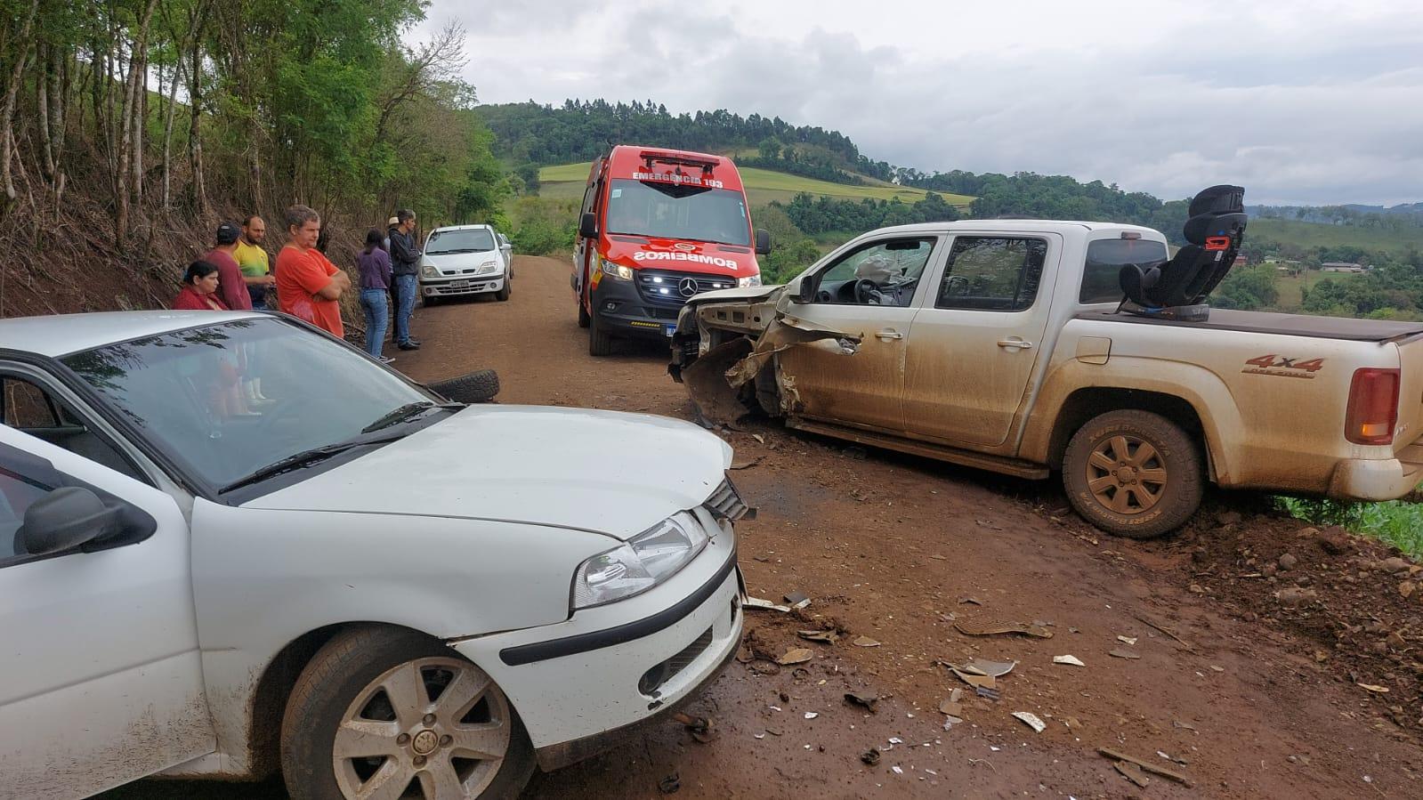 Mulher é encaminhada ao hospital após colisão entre camionete Amarok e VW Gol na Linha Kennedy Quilombo/SC