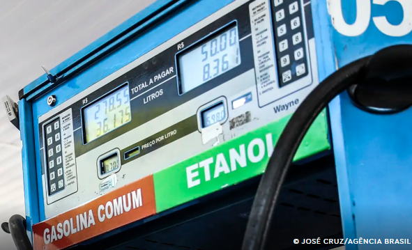 Petrobras reduz preço da gasolina em 4,9% a partir de terça-feira