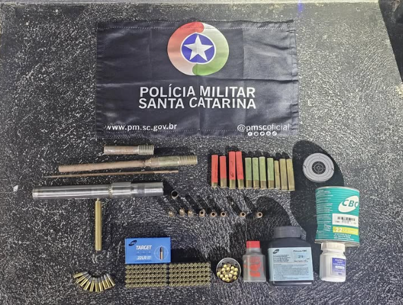 Polícia Militar apreende arma artesanal e munições durante cumprimento de medida judicial em São Lourenço do Oeste