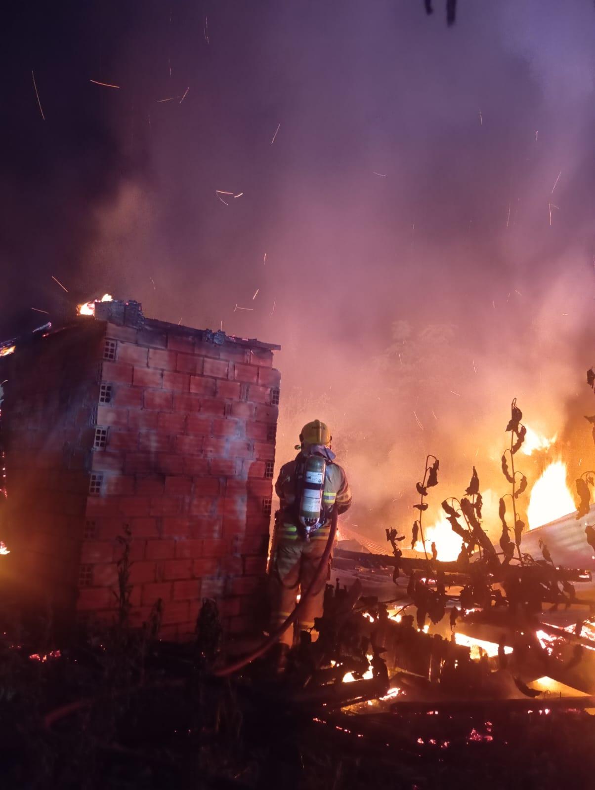 Residência é destruída pela fogo no extremo oeste de SC