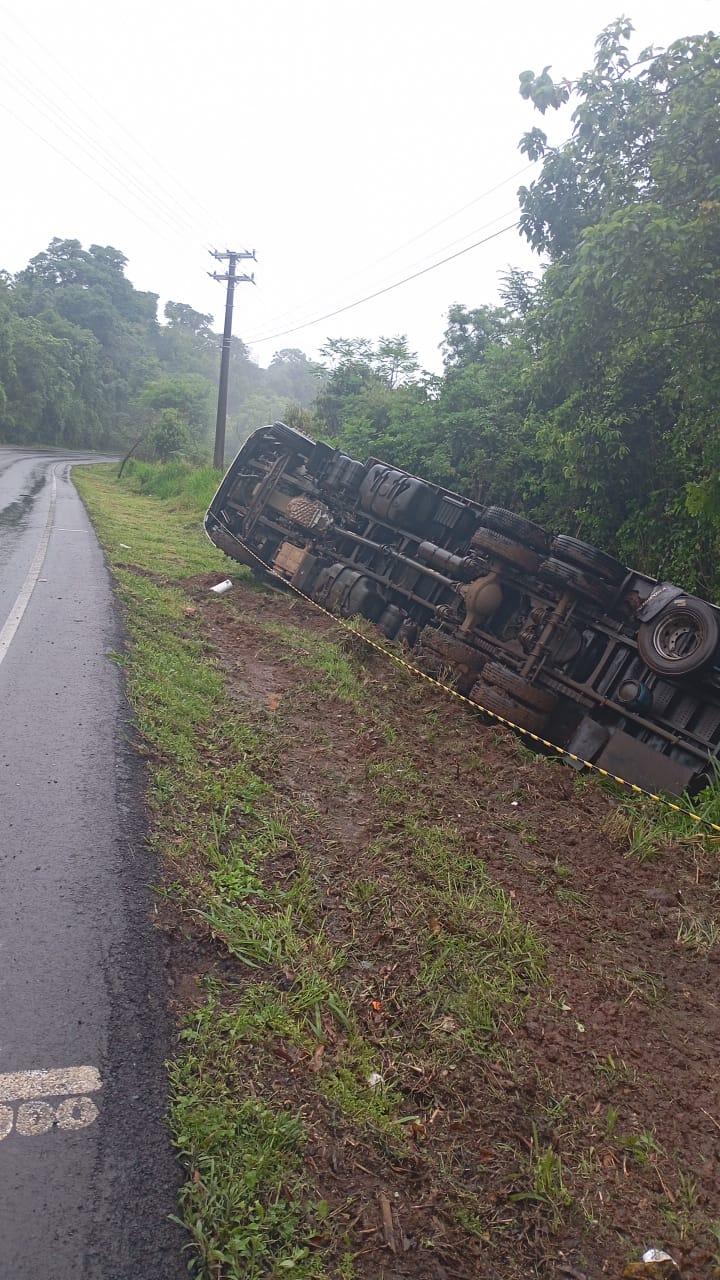 Saída de pista e capotamento de caminhão na SC-157 em Quilombo/SC