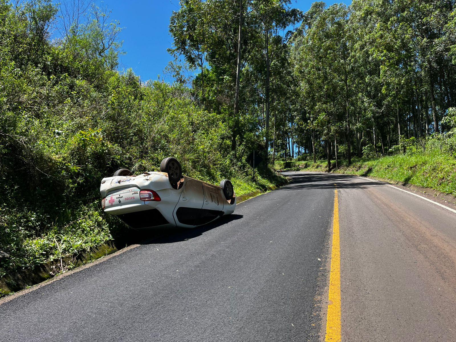 União do Oeste: Motorista afasta-se do local após capotar carro da Secretaria de Saúde
