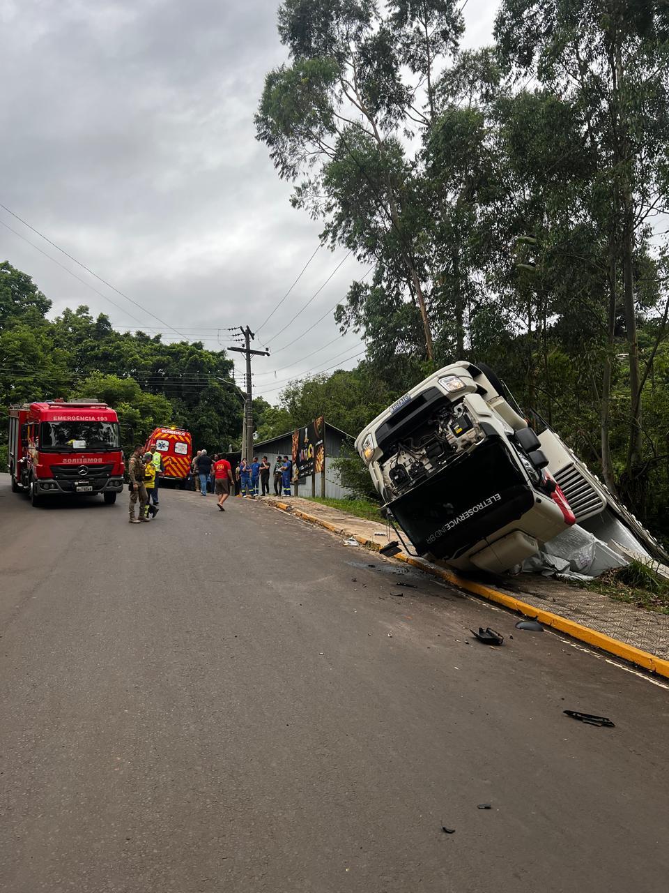 Caminhão carregado com eletrodomésticos sai da pista e tomba em barranco no centro de Seara/SC
