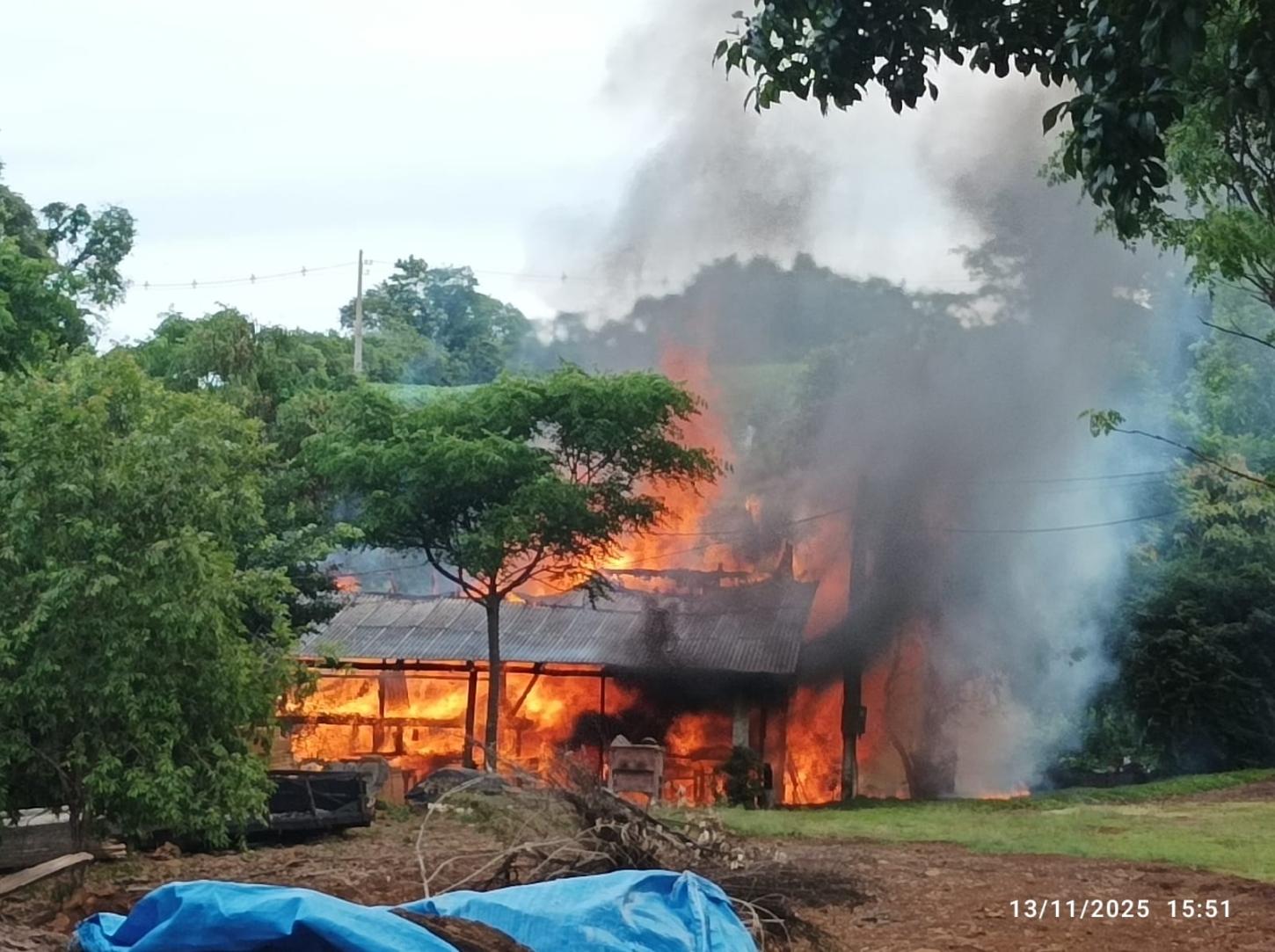 Casa unifamiliar é totalmente destruída por incêndio no interior de Quilombo/SC