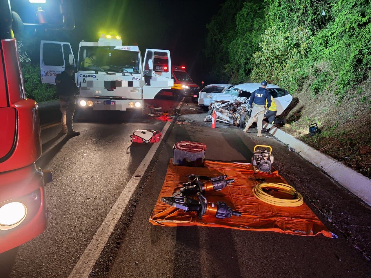 Colisão carro e caminhão guincho deixa condutor encarcerado na BR-282, mesmo local do acidente anterior que vitimou dois jovens