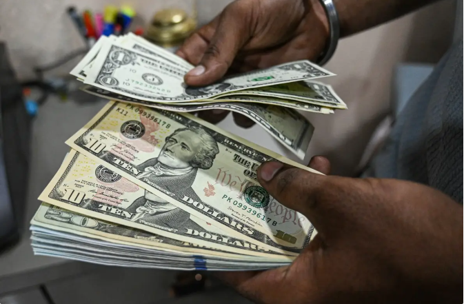 Dólar hoje cai abaixo de R$ 5,30 com possível fim do shutdown nos EUA