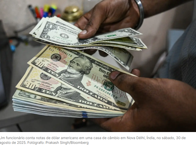 Dólar hoje opera perto da estabilidade após IPCA-15 de novembro