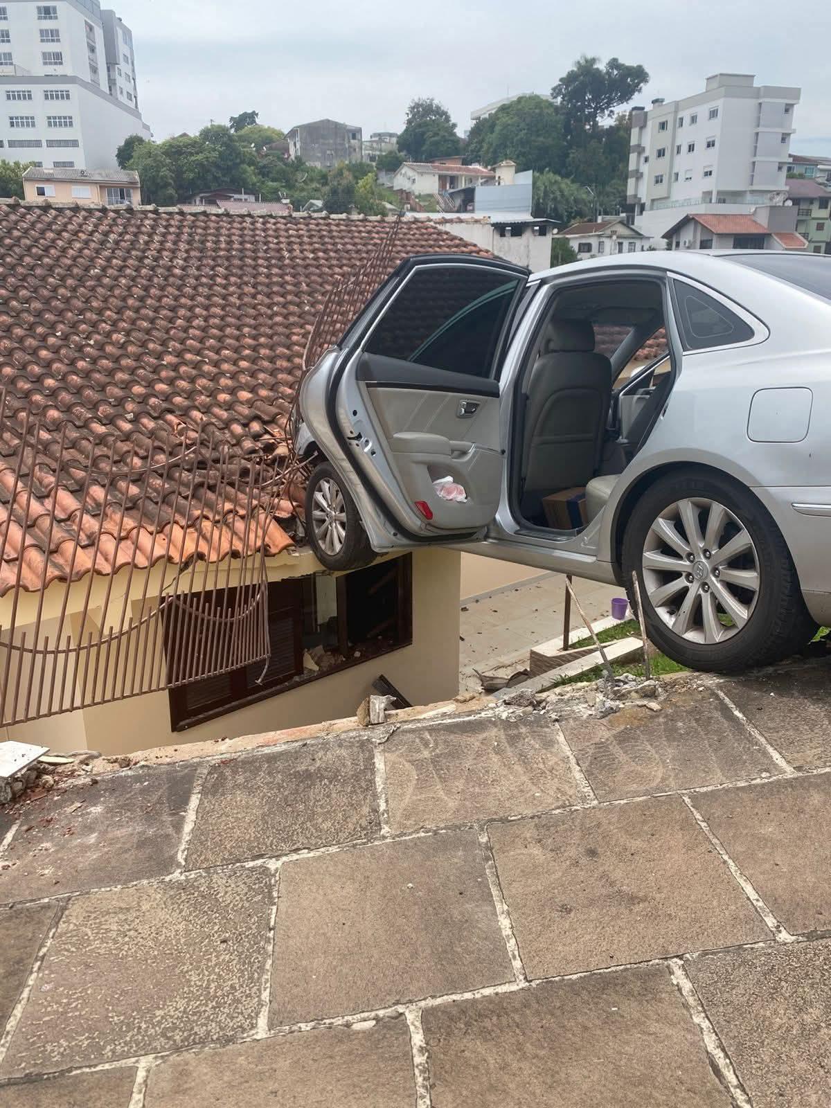Erechim: carro dispara com criança sozinha dentro e fica suspenso após atingir cerca