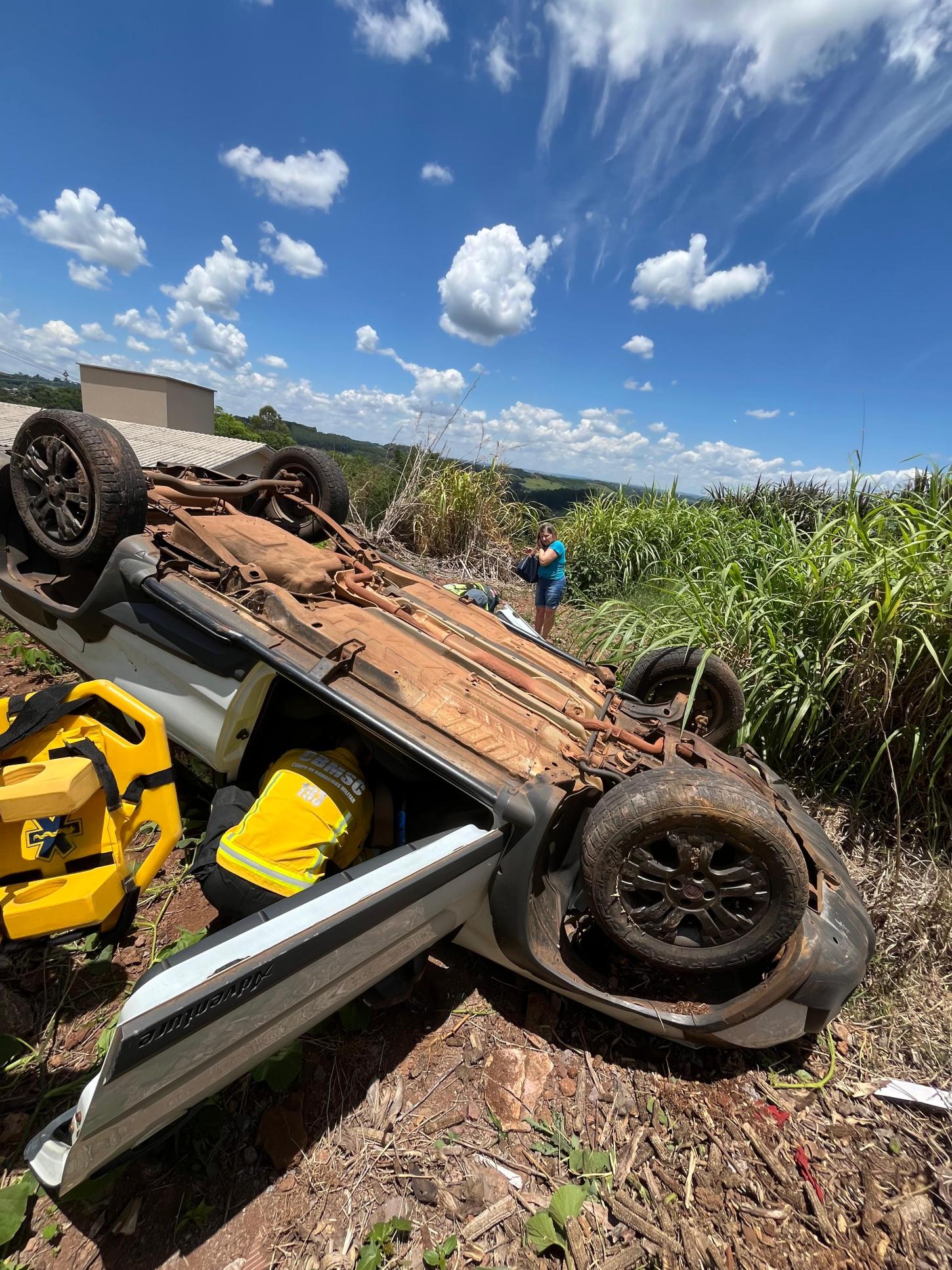 Idoso de 87 anos perde o controle de veículo e capota no Bairro Bem Morar em Quilombo/SC