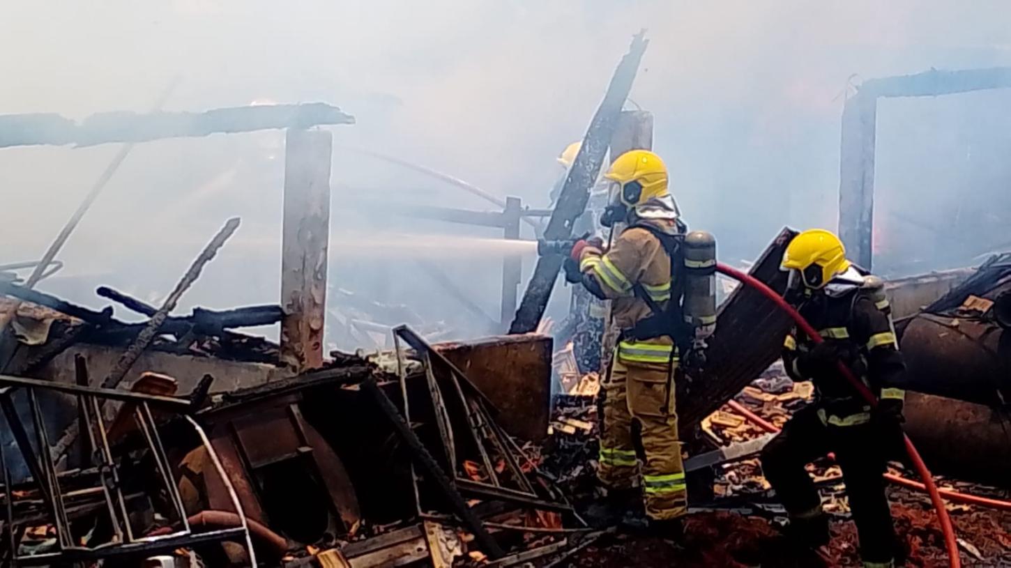 Incêndio em vegetação se alastra e consome 60% de barracão ao lado da BR-282 em Xaxim