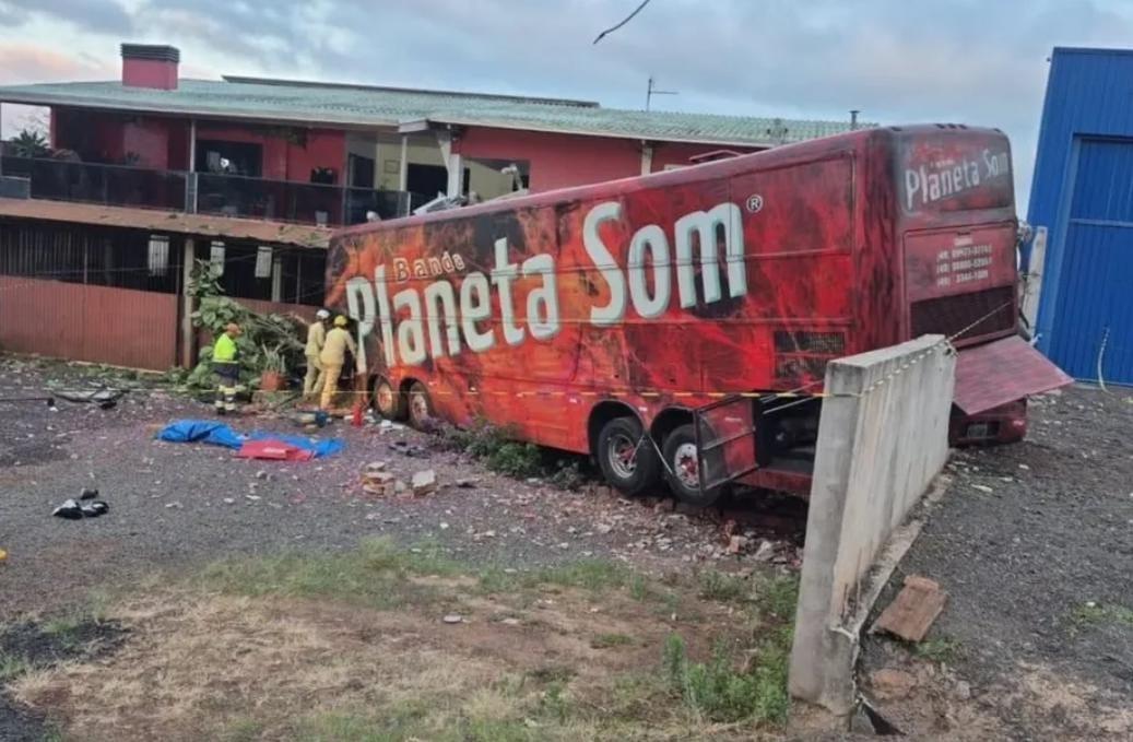 Ônibus com a Banda Planeta Som sofre grave acidente em Pato Branco/PR