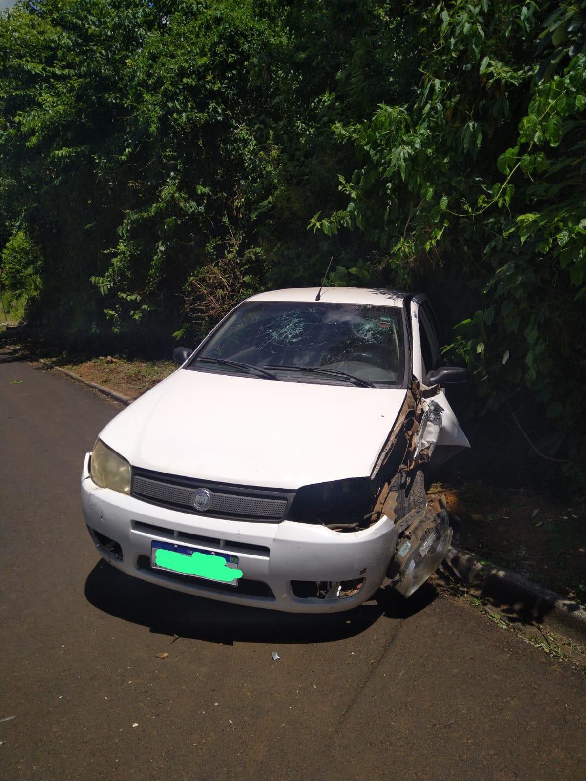 Quilombo: Mulher é encaminhada ao hospital após colisão de veículo em poste na Rua Bento Gonçalves