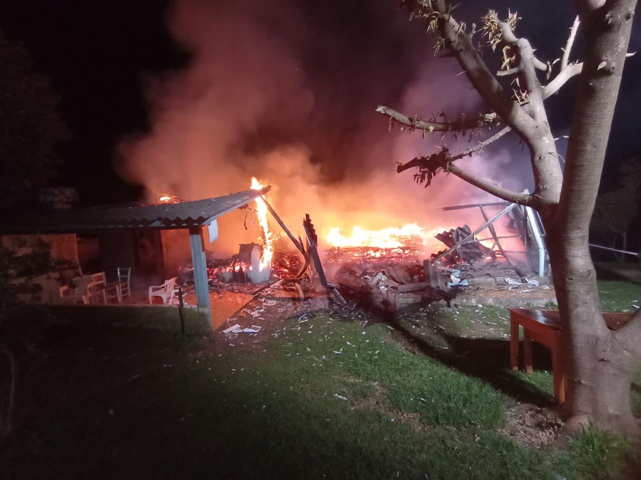 Residência é destruída por incêndio no interior de São Domingos