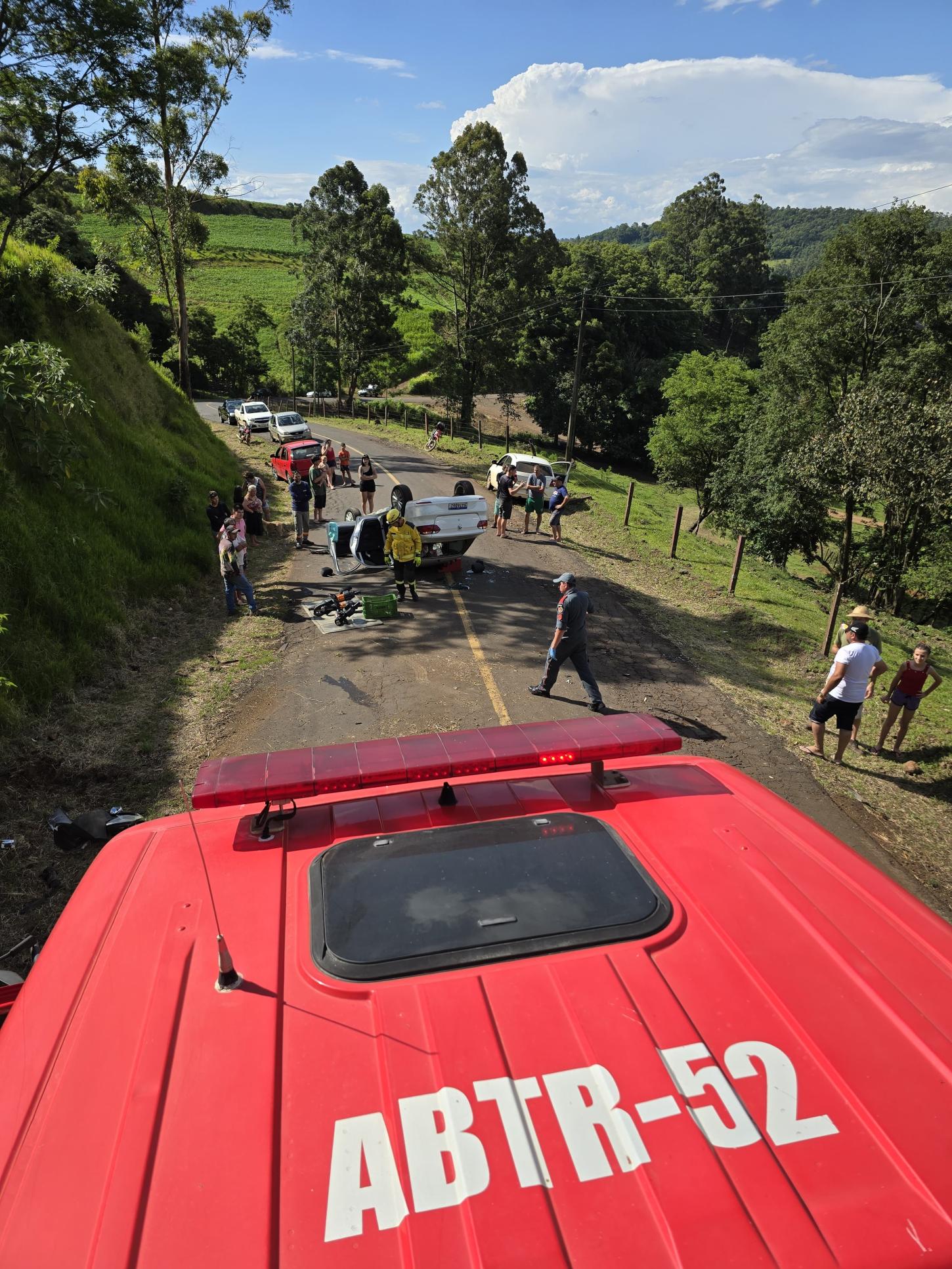 Saída de pista seguida de capotamento no interior de Xaxim