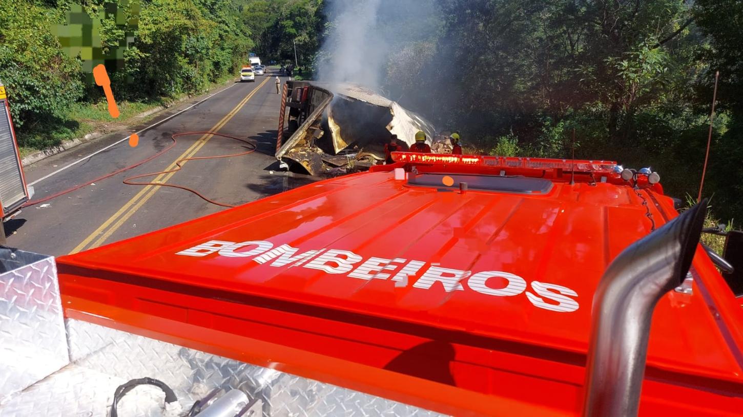 Caminhão câmera fria carregado de carne capota e pega fogo na SC-157