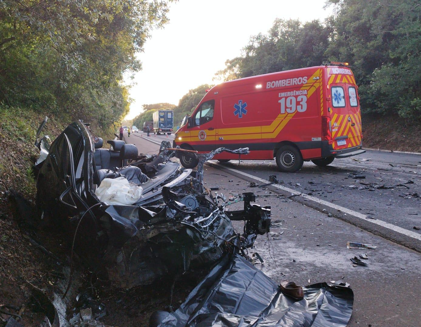 Colisão carro e caminhão com morte na BR-282