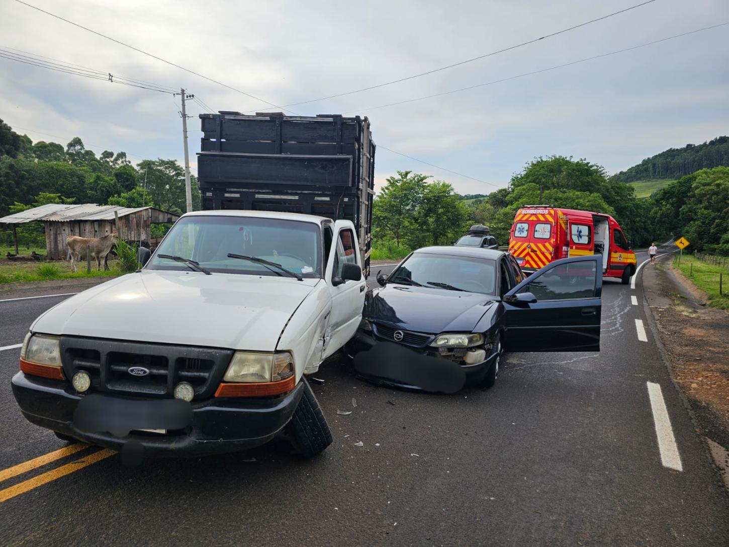 Colisão entre dois veículos com três vítimas na SC-157 em Quilombo