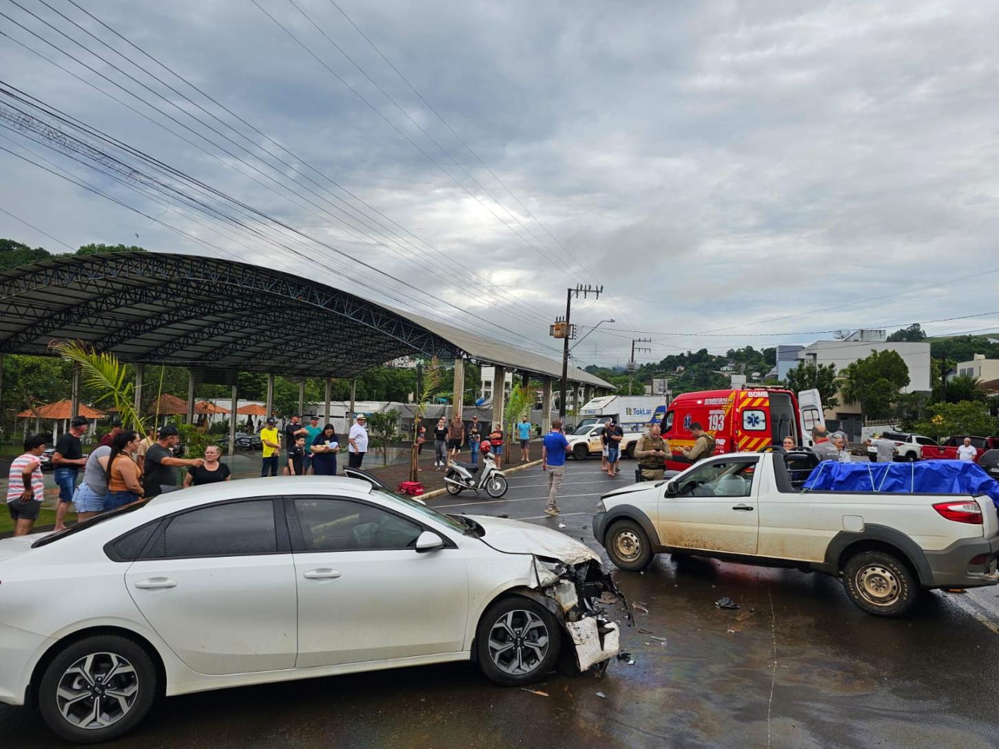 Colisão entre veículos de passeio no centro de Quilombo deixa pessoa ferida