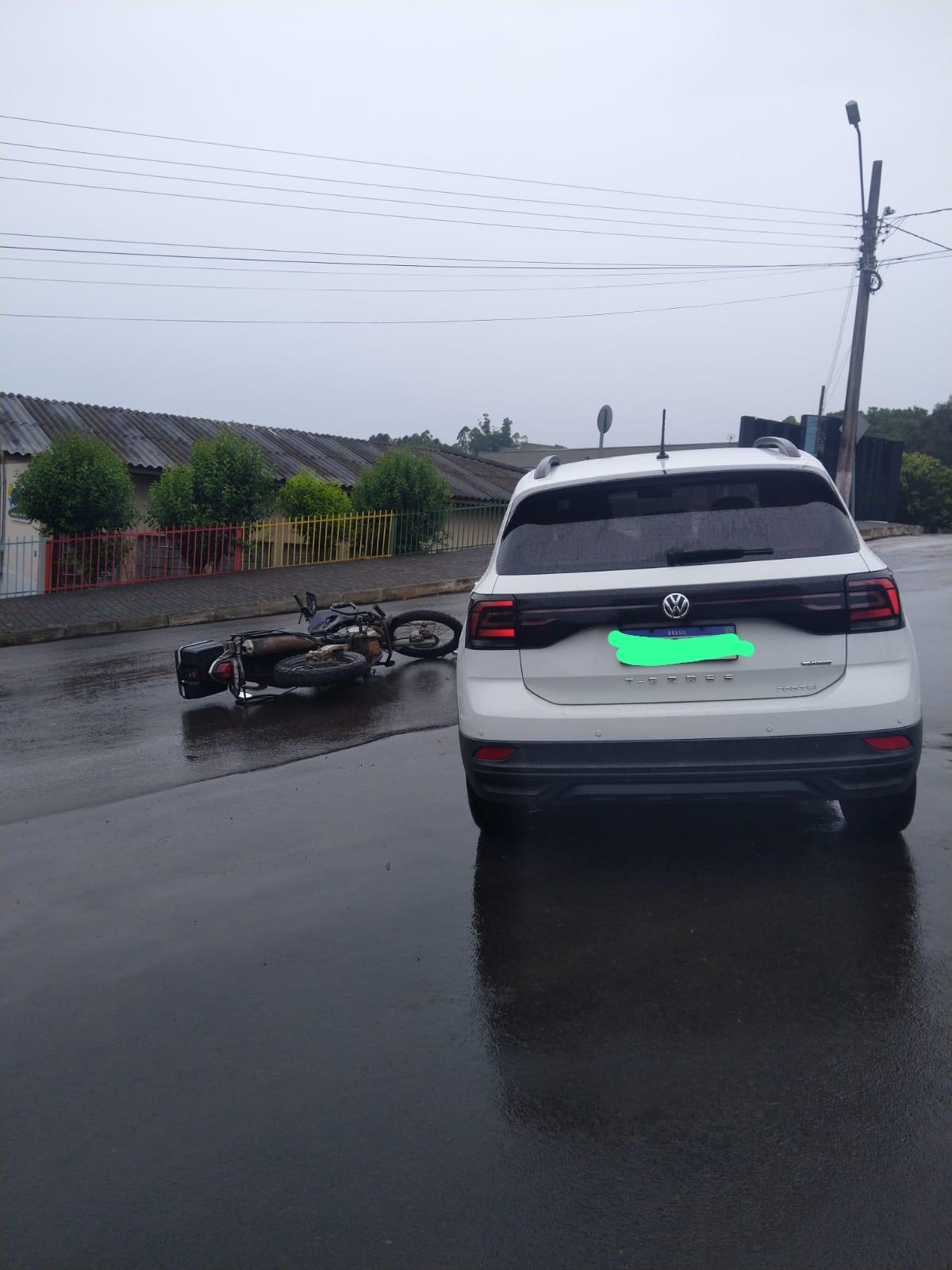 Condutor de motocicleta é encaminhado ao hospital, após colisão carro e moto no centro de Quilombo.