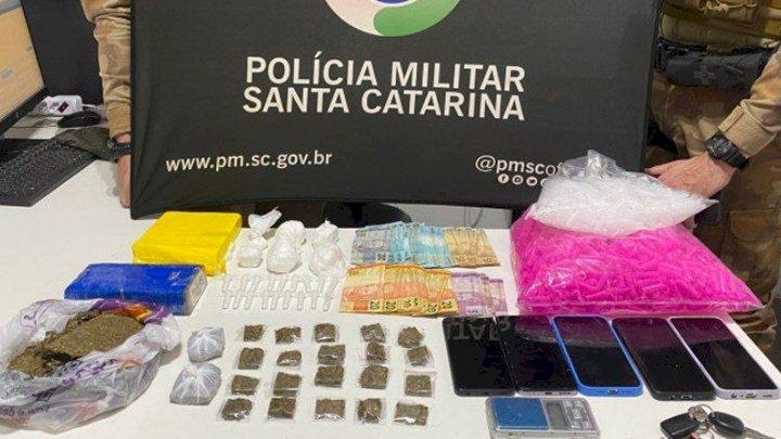 Denúncia leva PMSC a desarticular ponto de tráfico de drogas em Chapecó