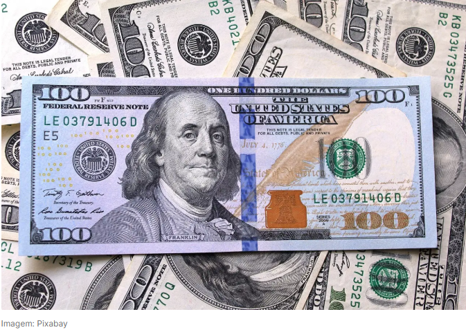 Dólar atinge R$ 5,60 com cenário político e dados domésticos