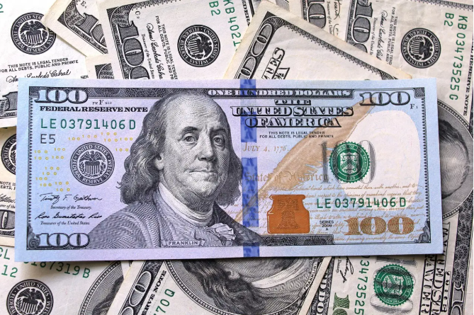 Dólar hoje cai com foco em Fed, Copom e cenário político brasileiro