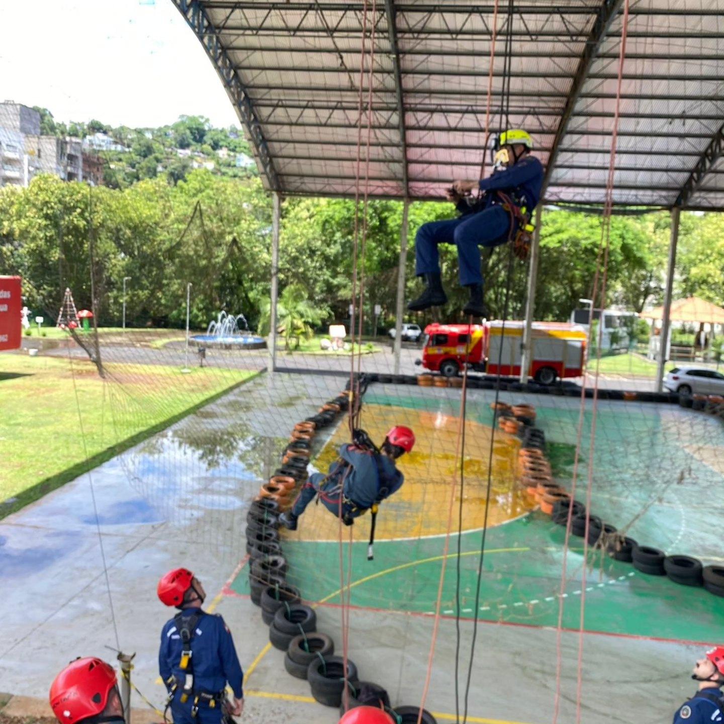 Efetivo militar e comunitário dos bombeiros de Quilombo participam de instruções de salvamento em altura