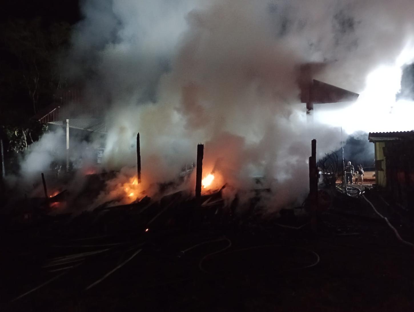 Incêndio destrói baração de madeira tratada no Interior de Galvão/SC