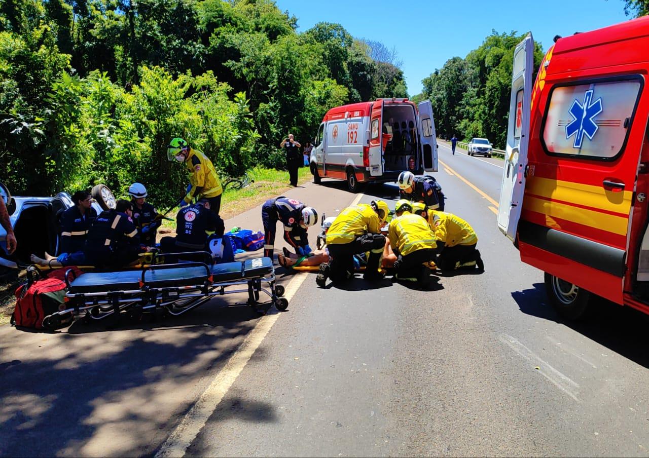 Saída de pista, capotamento e choque em árvore na BR-282