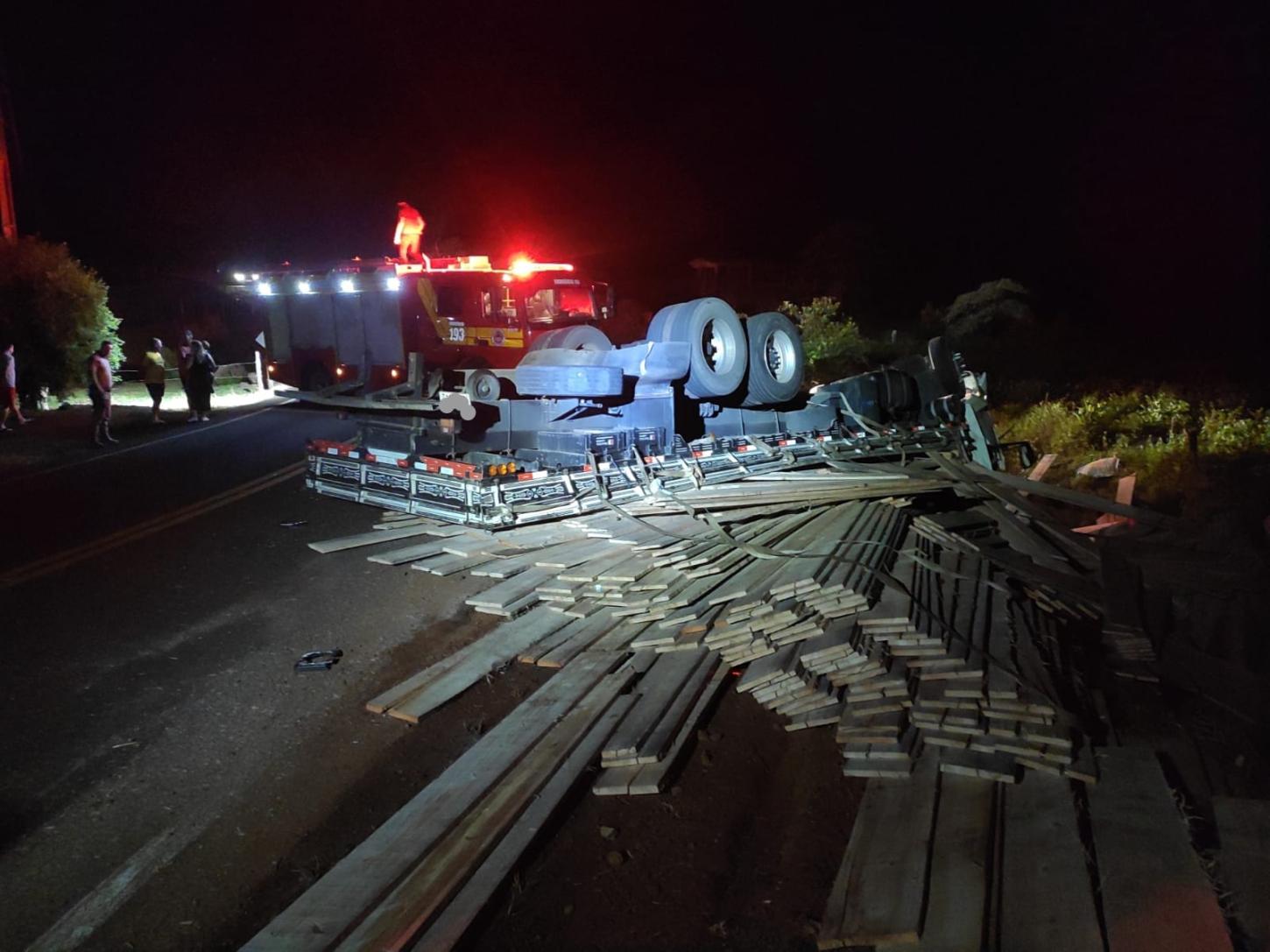 Tombamento de caminhão de madeira com duas vítimas em União do Oeste, sendo o motorista e a carona que ficou encarcerada