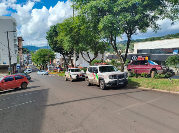Acidente de trânsito e embriaguez ao volante no centro de Quilombo