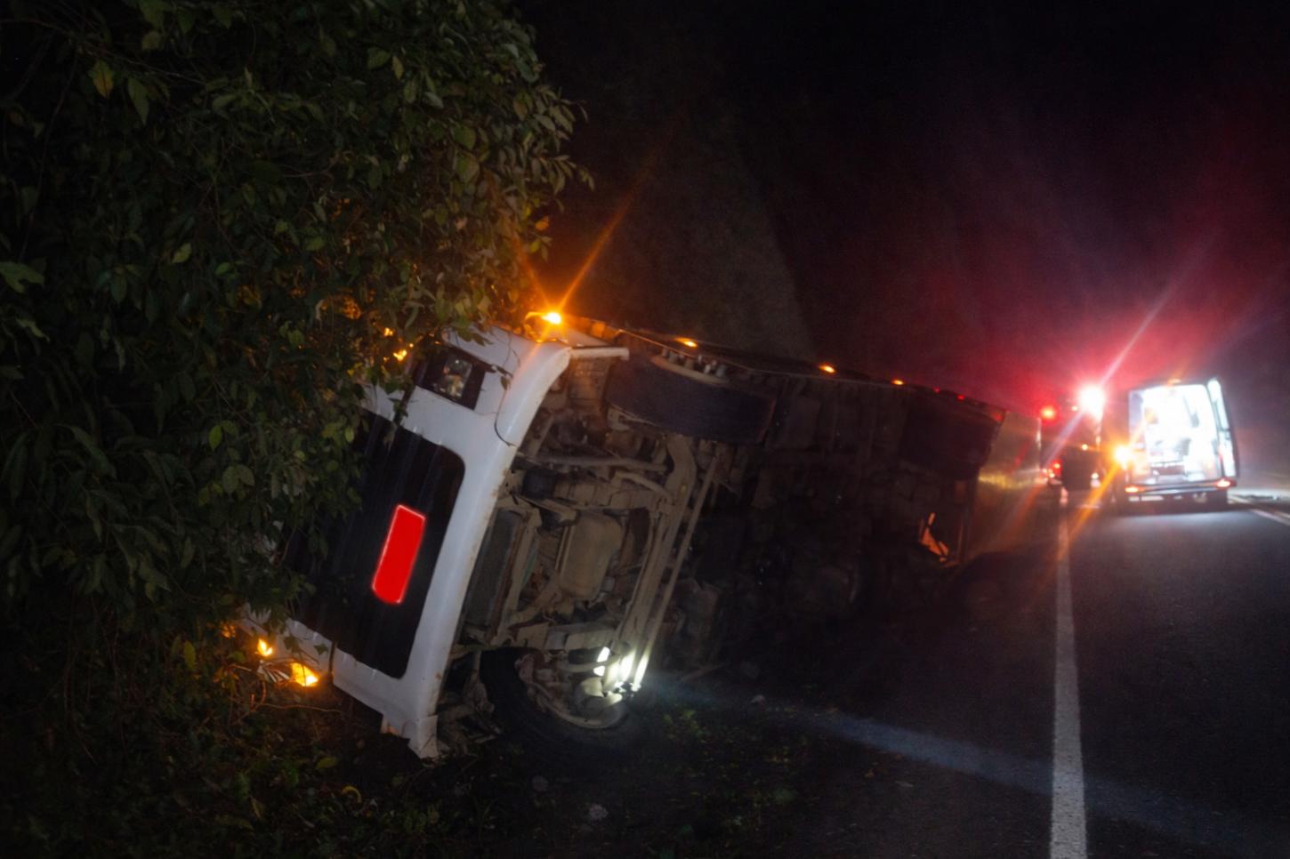 Caminhão emplacado em União do Oeste e carregado com aves tomba na SC-157 em Quilombo