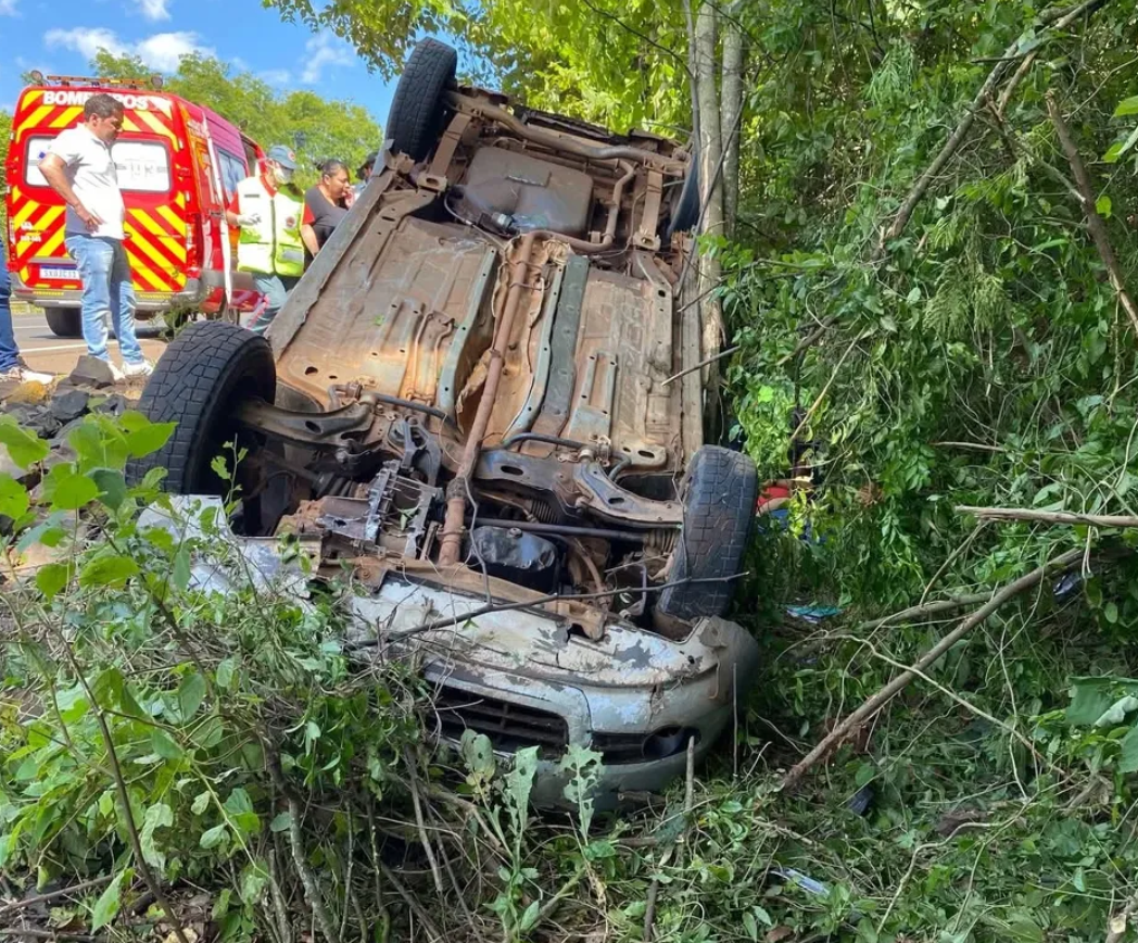Capotamento de veículo na BR-282 com duas vítimas, ambas encaminhadas ao hospital no Oeste