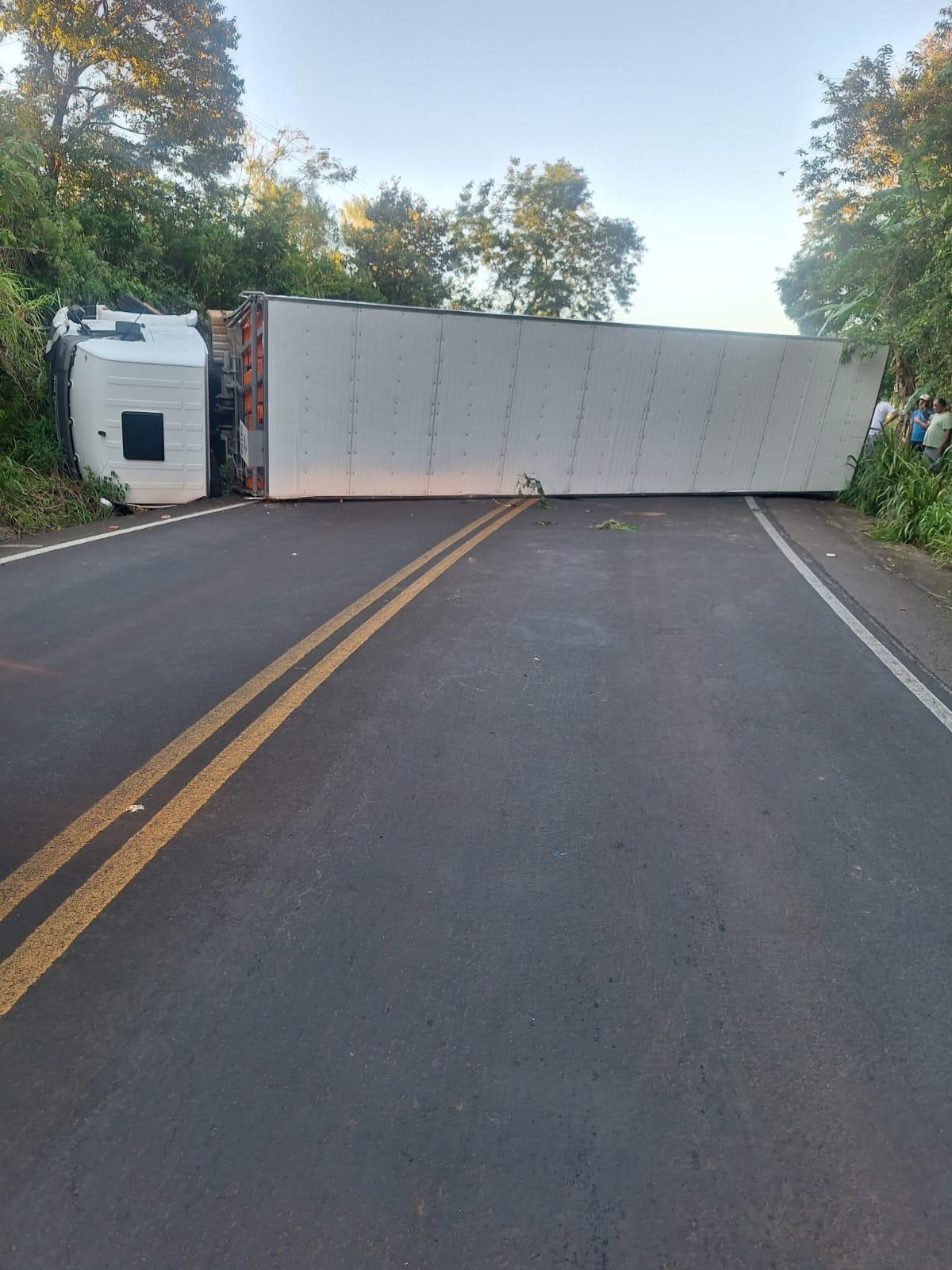 Carreta bloqueia pista, após sair da pista, choque em barranco e tombar na SC-157