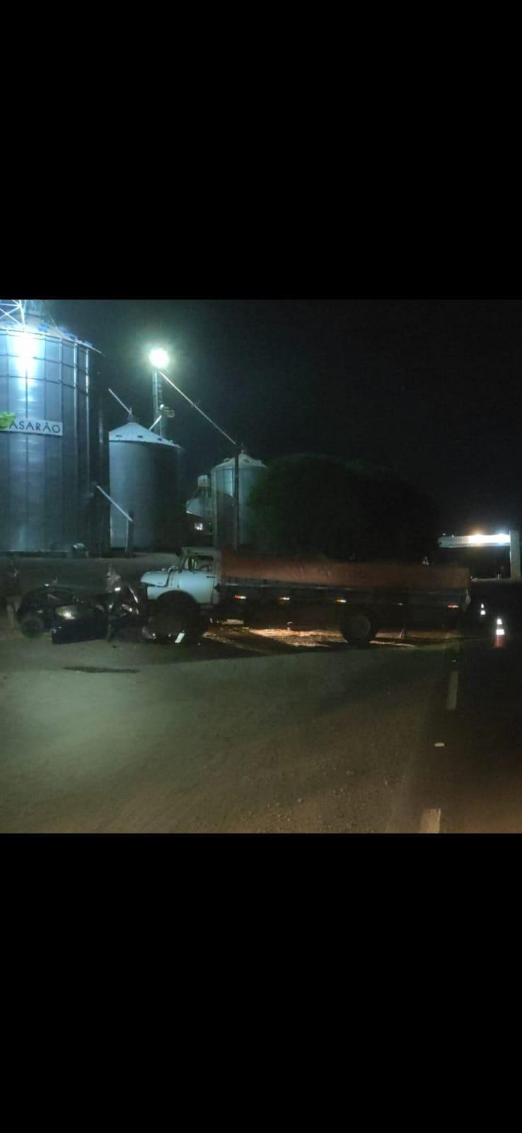 Colisão carro e caminhão deixa condutor do carro com ferimentos em São Domingos