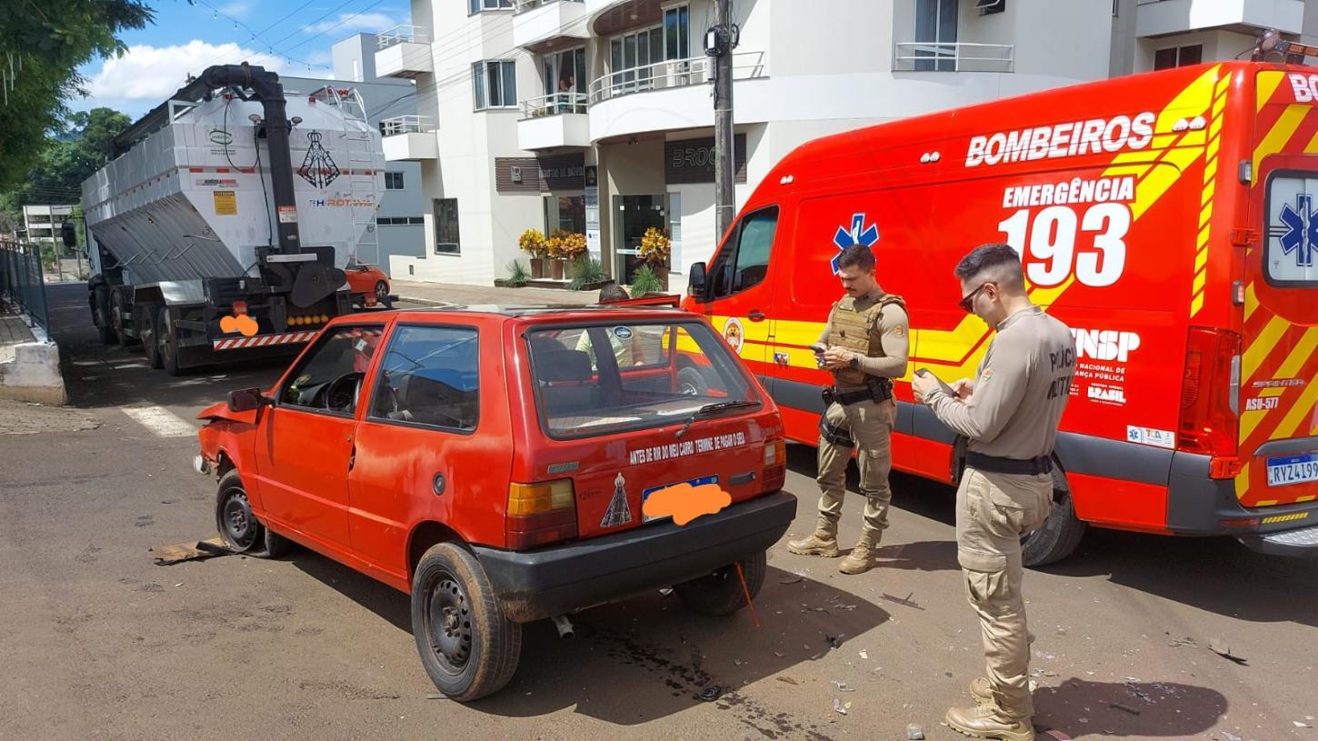Colisão em via pública de veículo de passeio e caminhão no centro de Quilombo/SC