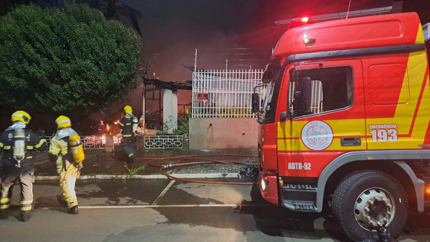 Masculino sofre queimaduras de 1º e 2º grau no incêndio em sua residência em Xaxim