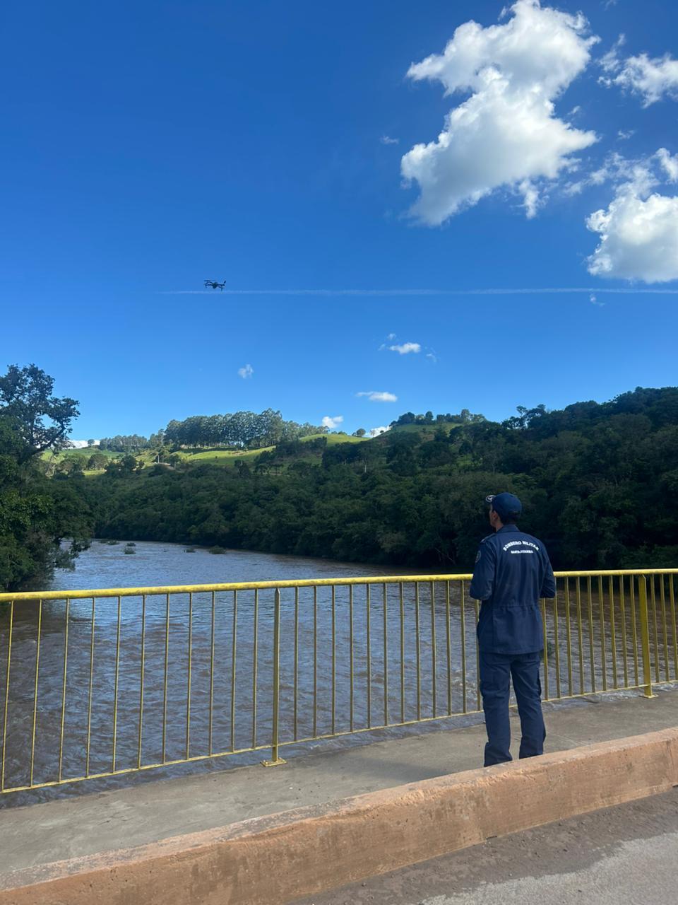 Na manhã desta quarta-feira os Bombeiros e Polícia Civil (SAER-Fron) retomaram as buscas da criança desaparecida por afogamento